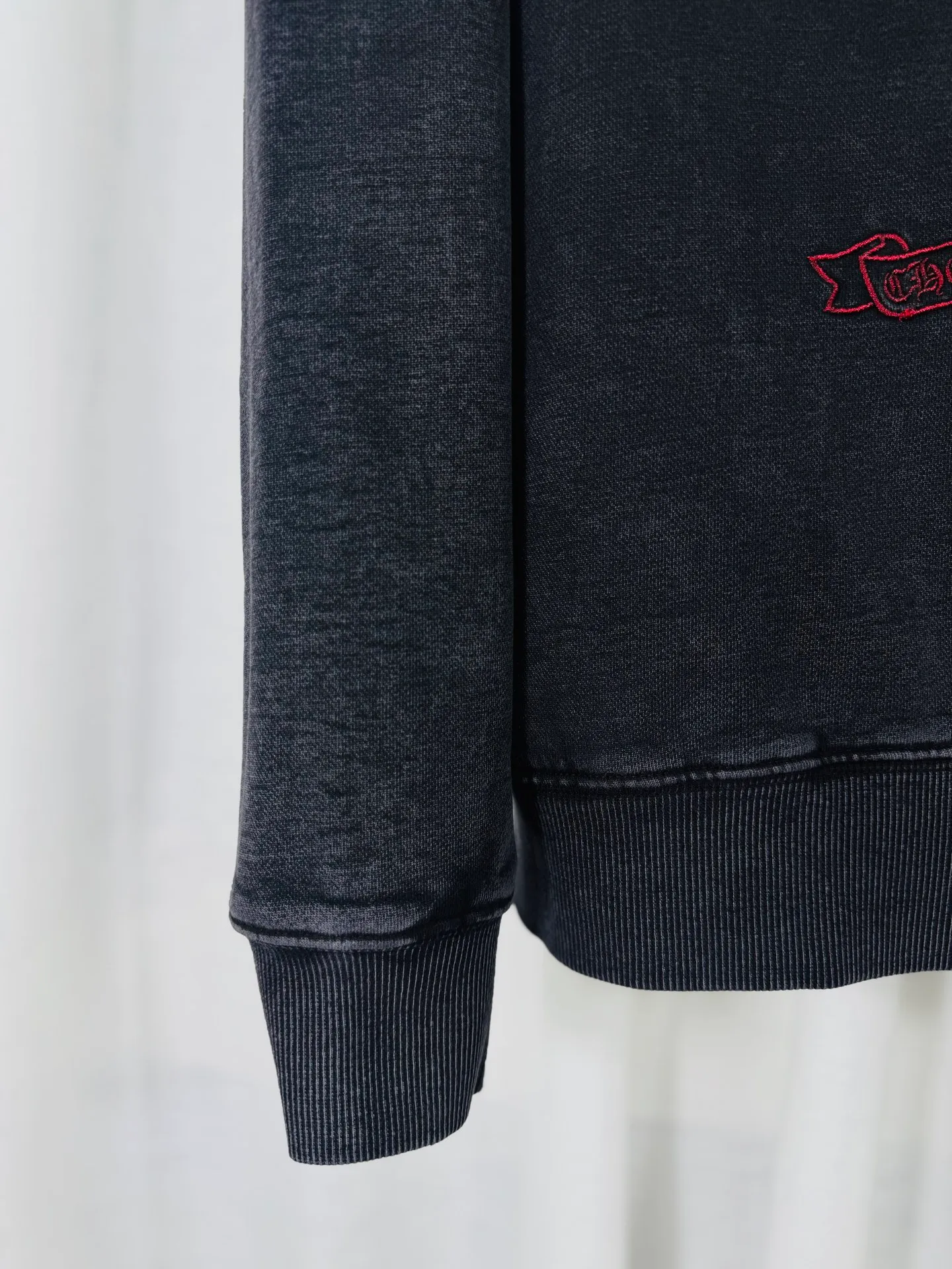 P270 top version, real shot without P, ​​different from market currency) 𝗖𝗵𝗿𝗼𝗺𝗲 𝗛𝗲𝗮𝗿𝘁𝘀/Cro Heart 2025 washed patch embroidery autumn and winter new original single counter American laser burnt 3D three-dimensional color embroidered couple casual sweatshirt 👑The highest version! Customized fabric 430g tripe terry fabric! American acid-washed and distressed original fabric laser burnt ✟appliqué embroidery and exquisite embroidery of letters! The best-selling model in the counter, very comfortable to wear. Accessories: original molded and authenticated collar label➕100% silk wash label. Genuine purchase-grade original hangtag➕matching hanging rope➕3D hanging beads➕original packaging bag. Craftsmanship: The original version has consistent wiring! The highest version of the armhole matching technique! Color: Gray Black Size: S M L XL Style No.: 9301